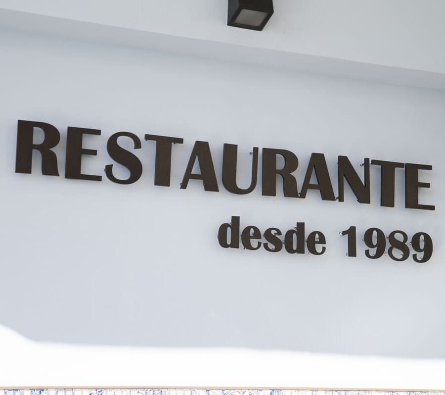 Cartel Restaurante Cucas junto con el año de inauguración